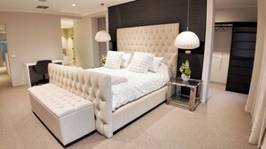 Room - Modern Luxury Estate, 4 Ensuite Rooms, Comfort, Convenient, Secure, Near Airport (Craigieburn)