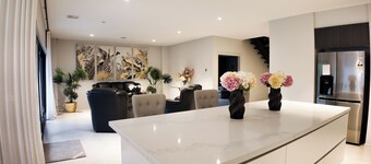 Modern Luxury Estate, 4 Ensuite Rooms, Comfort, Convenient, Secure, Near Airport