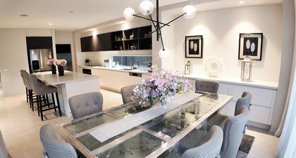 Modern Luxury Estate, 4 Ensuite Rooms, Comfort, Convenient, Secure, Near Airport