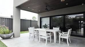 Outdoor dining - Modern Luxury Estate, 4 Ensuite Rooms, Comfort, Convenient, Secure, Near Airport (Craigieburn)