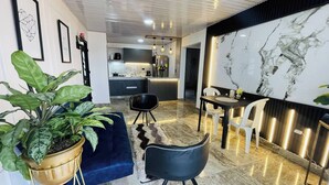 A modern interior with a dining area, kitchen, and living space. - Luxury Aparment in Chinacota with Studio Perfect for Remote Work (Chinácota)