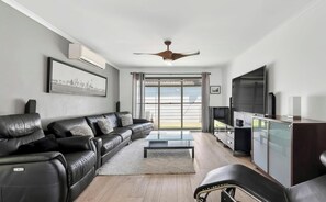 Living area - Luxurious Broadbeach Waters House with heated Pool and spa (Broadbeach Waters)
