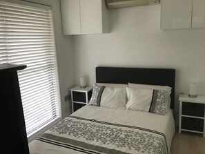 Room - Luxurious Broadbeach Waters House with heated Pool and spa (Broadbeach Waters)