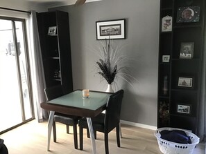 Dining - Luxurious Broadbeach Waters House with heated Pool and spa (Broadbeach Waters)