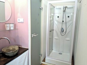 Dusche, Haartrockner, Handtücher, Seife