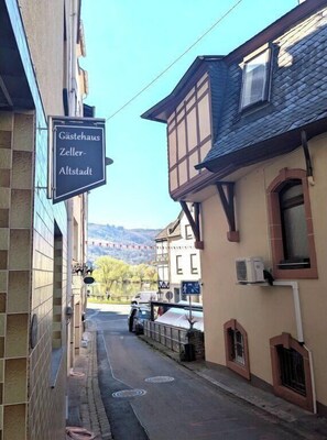 Property grounds - Holiday apartment Schwarze Katz in guesthouse in the old town of Zell (Moselle) (Zell (Mosel))
