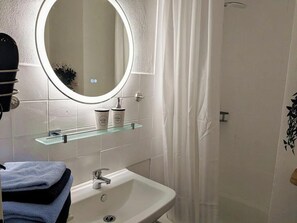 Shower, hair dryer, towels, soap - Holiday apartment Kuxborn in our guesthouse in the old town of Zell (Moselle) (Zell (Mosel))