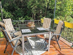 Outdoor dining - Holiday apartment Kuxborn in our guesthouse in the old town of Zell (Moselle) (Zell (Mosel))