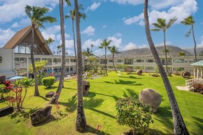 Property grounds - Ideal Mix of Comfort and Value! 4 Comfortable Units, Outdoor Pool, Oceanfront! (Kahului)