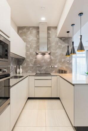 Microwave, stovetop - Luxury 2-bedroom apartment in Nairobi, Westlands with AC, Pool & Gym (Nairobi)