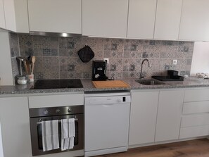 Fridge, microwave, oven, stovetop - Rosemary - Cozy and lots of natural light (Porto)
