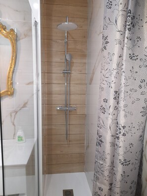 Hair dryer, towels, toilet paper - Rosemary - Cozy and lots of natural light (Porto)