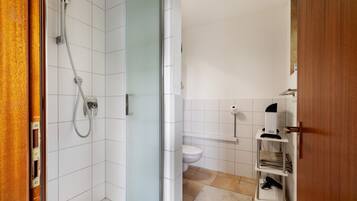 Een douche, een haardroger, handdoeken