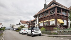 A residential street with houses, parked cars, and a clear sky. - Apartment "Citywohnung Tettnang" with Wi-Fi (Tettnang)
