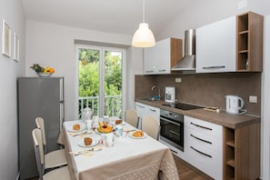 Wasserkocher mit Kaffee-/Teezubehör, Kühlschrank, Mikrowelle, Ofen