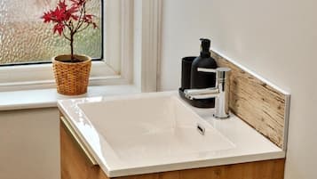 Superior Double Room, City View | Bathroom