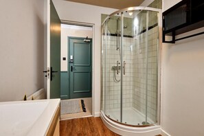 Superior Double Room, City View | Bathroom - Settle Winchester (Winchester)