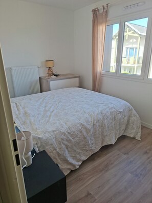 Room - Vrbo Property (La Teste-de-Buch)