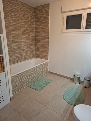 Bathroom - Vrbo Property (La Teste-de-Buch)