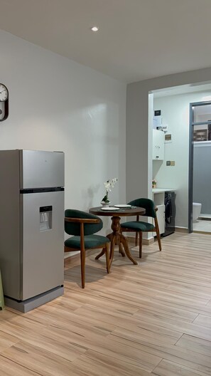 Dining - Luxurious 1 BR Apt in quaint Kampala with power backup. (Kampala)