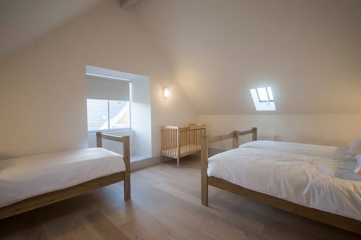 Tabla de planchar con plancha, wifi gratis y ropa de cama 