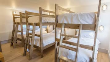 Dormitorio compartido estándar (Durn Hill) | Tabla de planchar con plancha, wifi gratis y ropa de cama