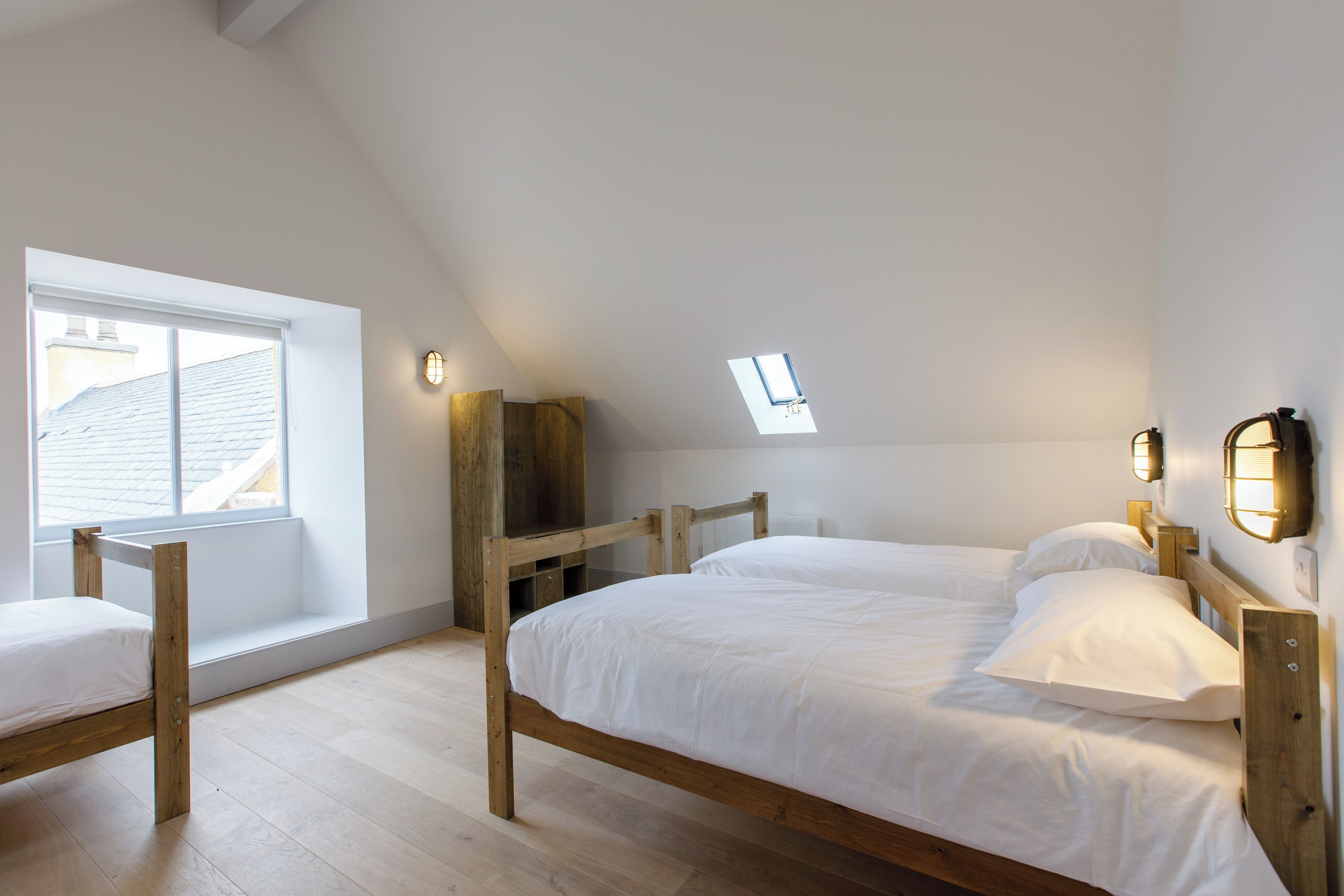 Tabla de planchar con plancha, wifi gratis, ropa de cama