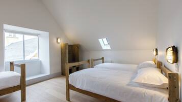 Tabla de planchar con plancha, wifi gratis, ropa de cama