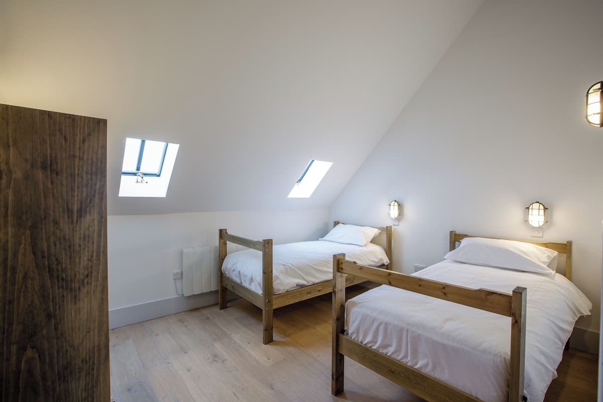 Een strijkplank/strijkijzer, gratis wifi, beddengoed