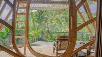 ๋๋ญ์ค ๋น๋ผ, ๋ฐ์ฝ๋, ๊ฐ ์ ๋ง