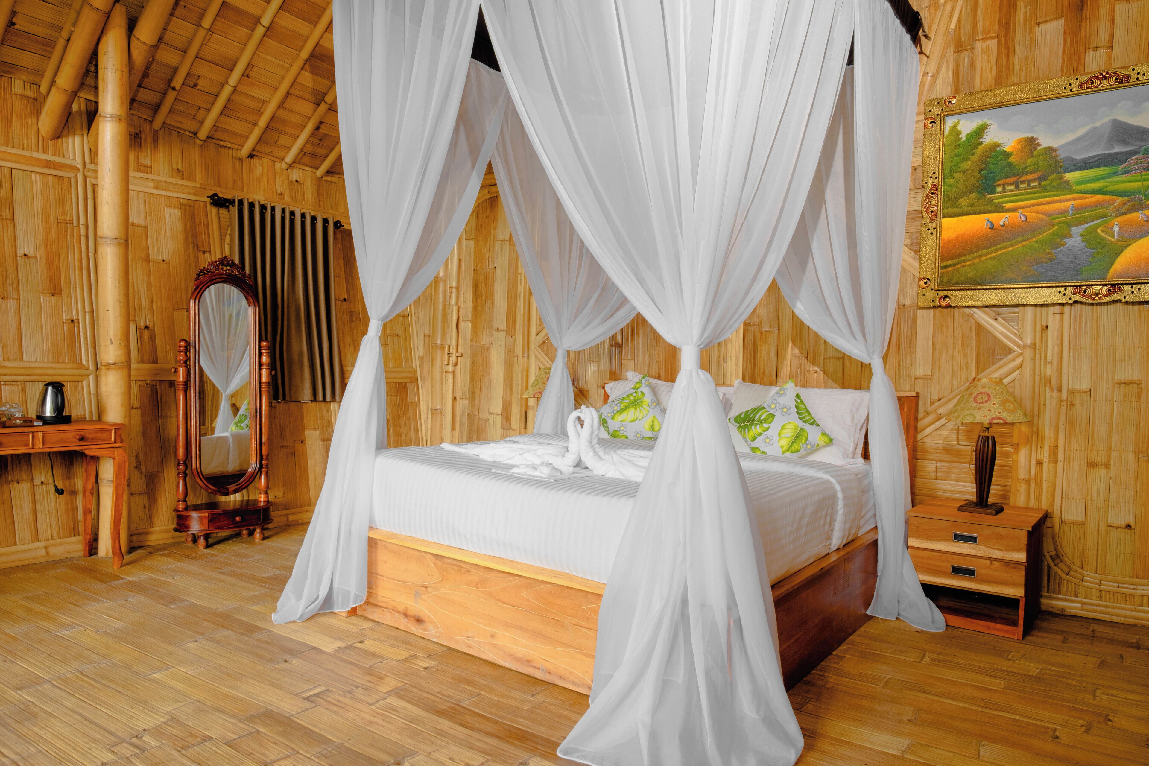 Una habitación de madera con una cama, una mesita de noche, un espejo y un cuadro en la pared.