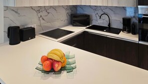 Fridge, microwave, oven, stovetop - Schwarm Haus Apartment Saalfelden Leogang (Saalfelden am Steinernen Meer)