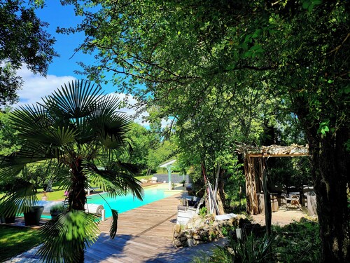 Prestigious mill in the heart of the vineyards with 16m swimming pool and private pond.