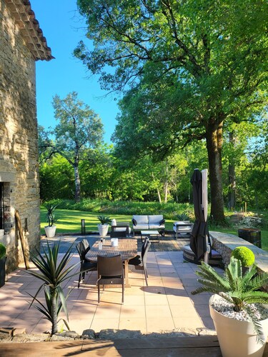 Moulin de prestige au coeur des vignes avec piscine 16m et étang privé.