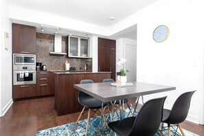 Private kitchen - Plush Hotel -Downtown Toronto 2 bedroom suite near CN Tower (Toronto)