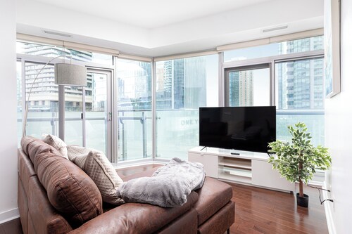 Plush Hotel -Downtown Toronto 2 bedroom suite near CN Tower