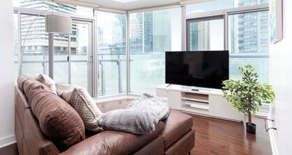 Plush Hotel -Downtown Toronto 2 bedroom suite near CN Tower