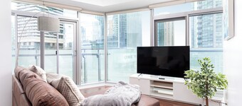 Plush Hotel -Downtown Toronto 2 bedroom suite near CN Tower
