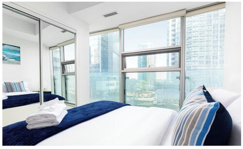 Plush Hotel -Downtown Toronto 2 bedroom suite near CN Tower