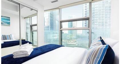 Plush Hotel -Downtown Toronto 2 bedroom suite near CN Tower