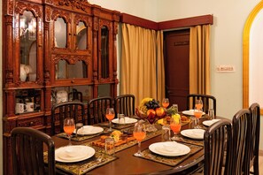 Vila Deluks | Tempat makan