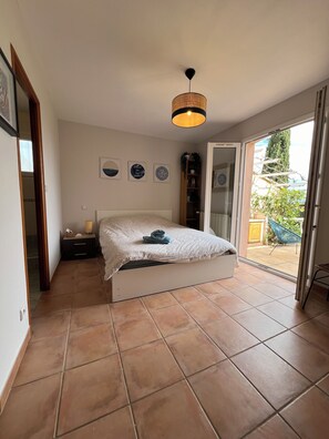 3 bedrooms, desk, iron/ironing board, travel crib