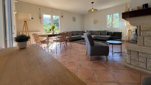A spacious living area with a sofa set, a dining table, and a fireplace. - VILLA VUE MER LA FARDELOIE (La Ciotat)