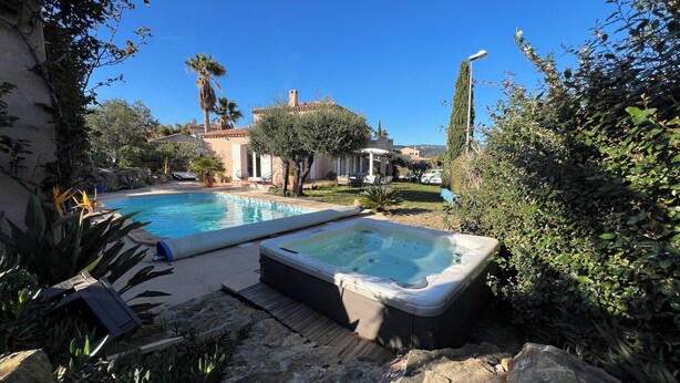 A swimming pool with two hot tubs, surrounded by greenery and a stone patio. - VILLA VUE MER LA FARDELOIE (La Ciotat)