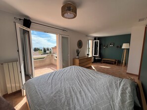 3 Schlafzimmer, Schreibtisch, Bügeleisen/Bügelbrett, Reisekinderbett