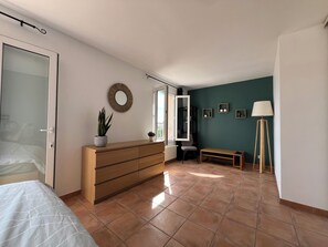 3 camere, una scrivania, ferro/asse da stiro, culla da viaggio