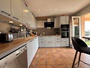 Frigorifero, microonde, forno, piano cottura