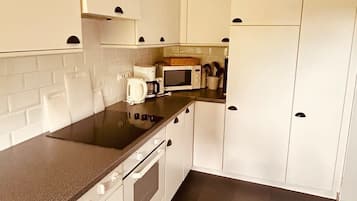 Coffee/tea maker, fridge, microwave, oven