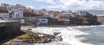 Yenhel Holiday Home with Sea Views, Private Terrace and Wi-Fi