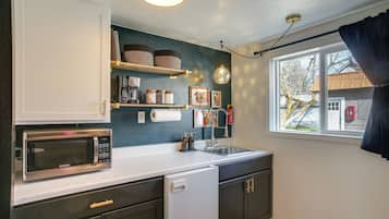 Coffee/tea maker, fridge, microwave, toaster